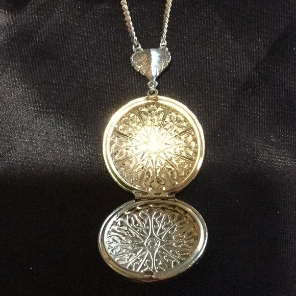 Jewelry - VINTAGE GOLDTONE LOCKET